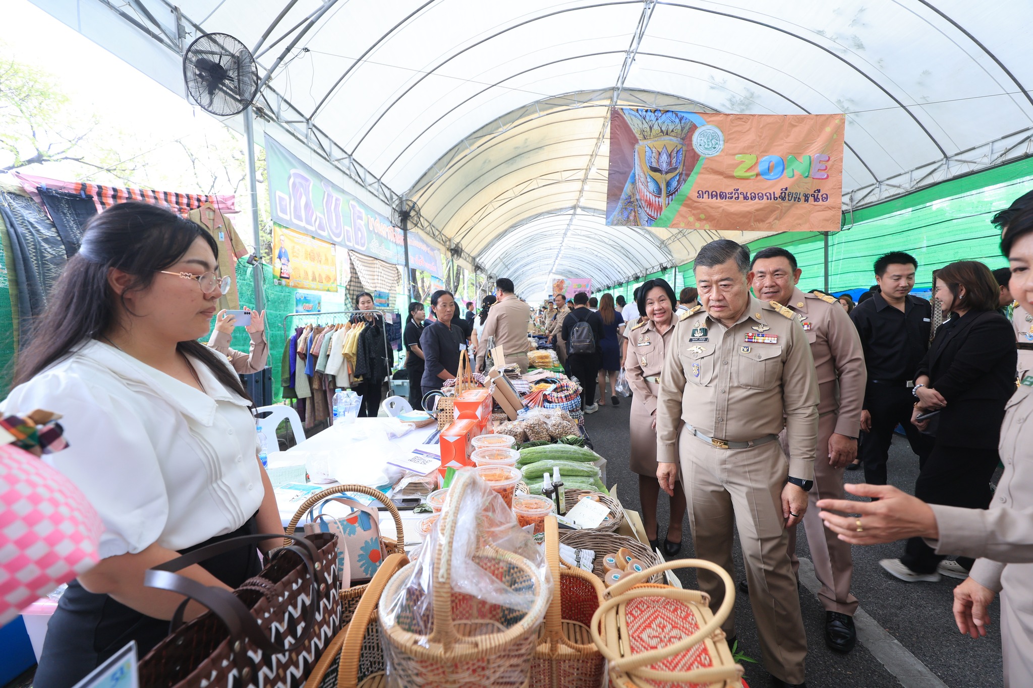 title - ปลัดกระทรวงเกษตรฯ และผู้บริหาร ส.ป.ก. เยี่ยมชมร้านค้า ในงานวันคล้ายวันสถาปนา ส.ป.ก. ครบรอบ 51 ปี